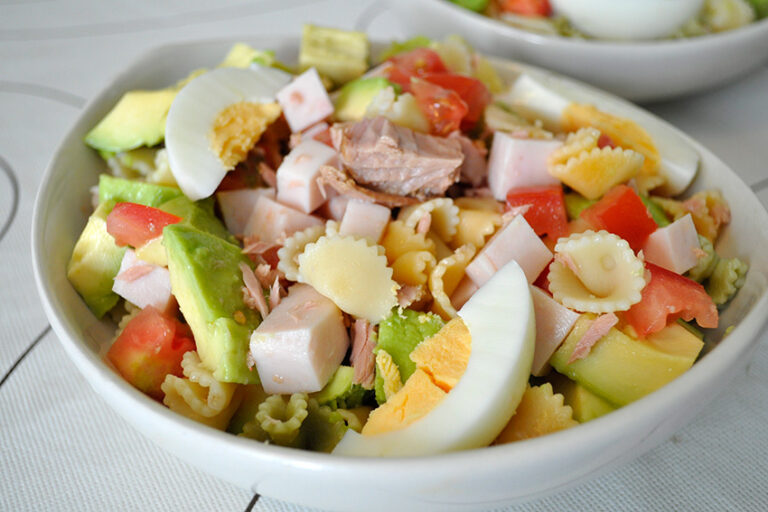 Receta de ensalada de pasta con chopped de pavo y aguacate
