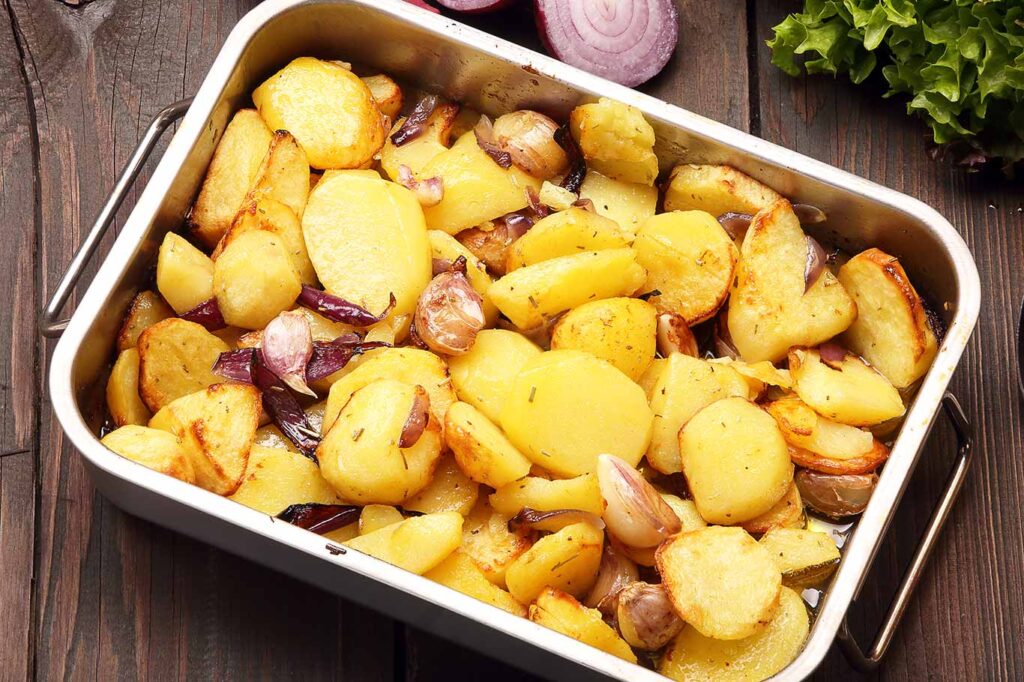 Patatas al horno con ajo y cebolla.
