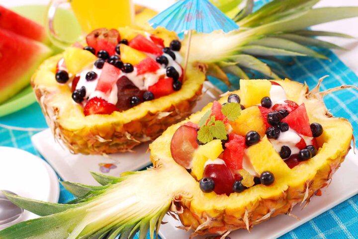 Piña rellena con frutas.