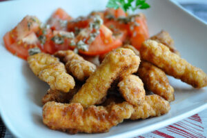 Receta de pollo empanado con ensalada de tomate