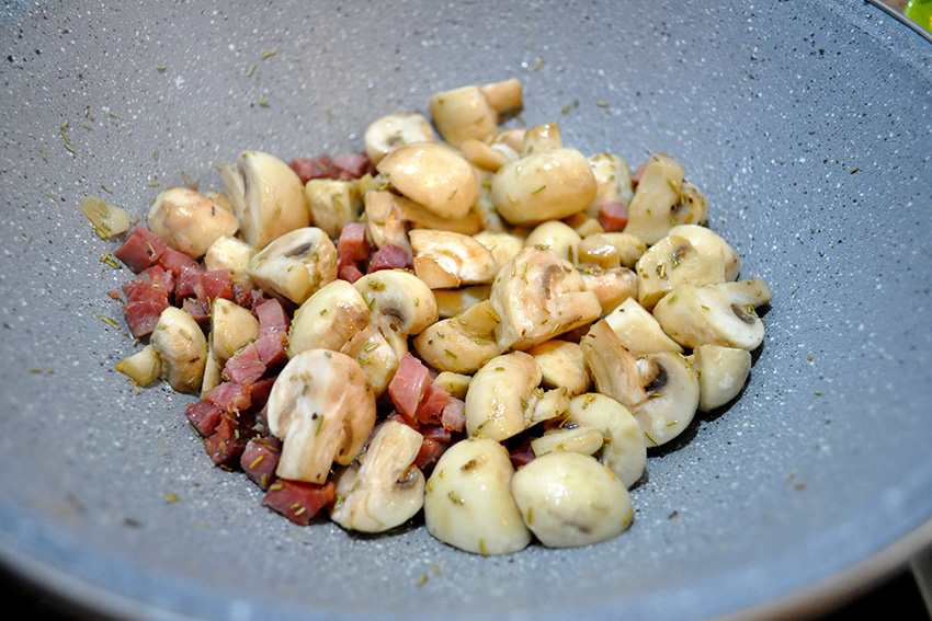 Salteado de champiñones con jamón y ajo
