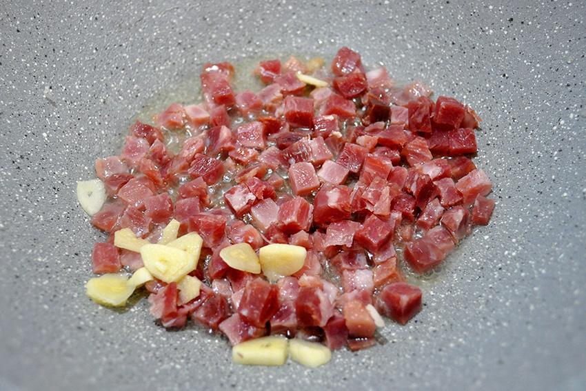Salteado de jamón y ajo