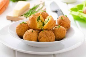 Receta fácil de bolitas de calabacín con mozzarella