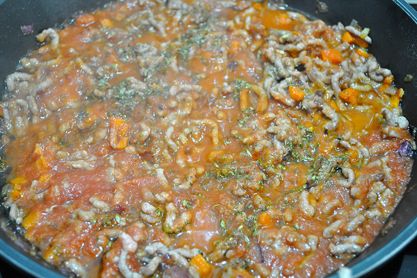 Carne picada con tomate