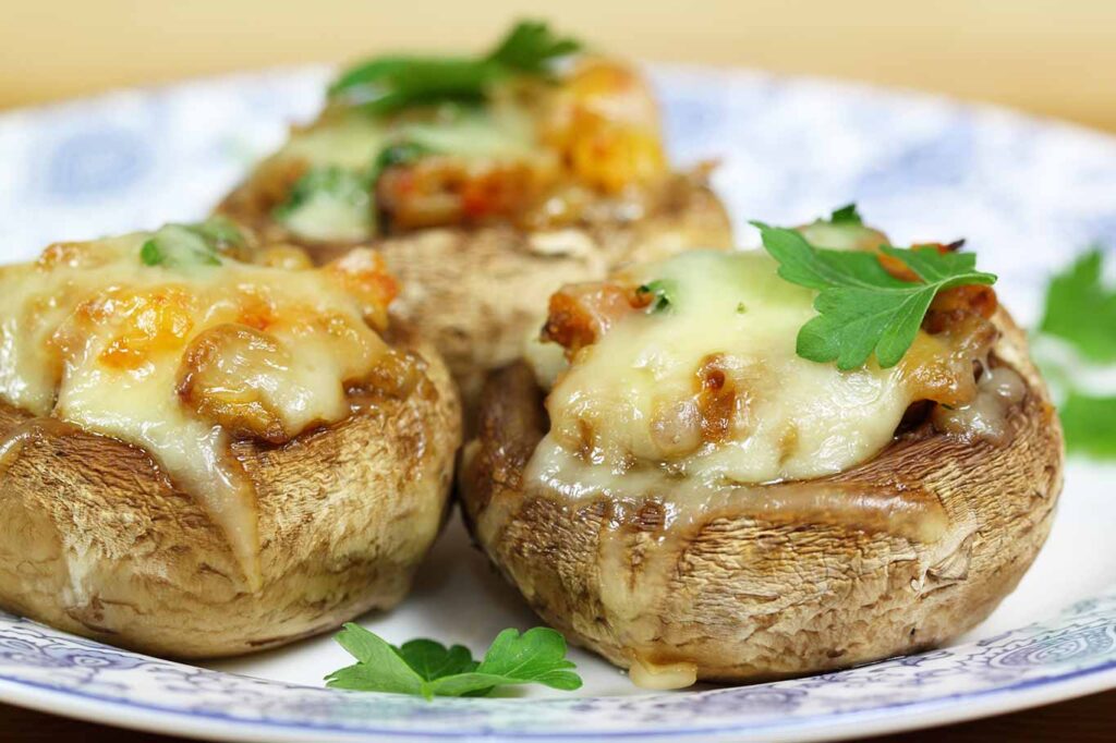 Champiñones rellenos de salchicha y patata.