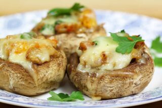 Champiñones rellenos de salchicha y patata.
