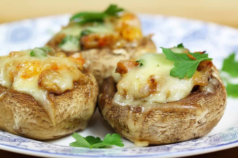 Champiñones rellenos de salchicha y patata.