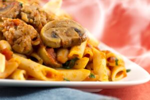 Receta fácil de macarrones con champiñones y salchichas