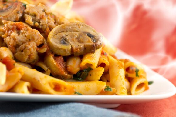 Macarrones con champiñones y salchichas