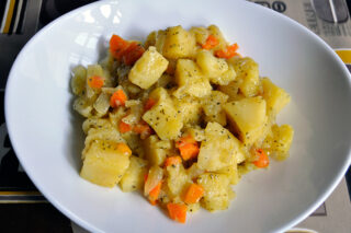 Receta de patatas estofadas con zanahoria y cebolla