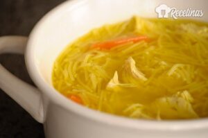 Receta de sopa de pollo con fideos