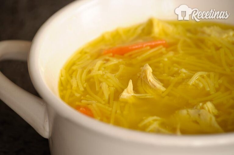 Sopa de pollo con fideos Recetinas