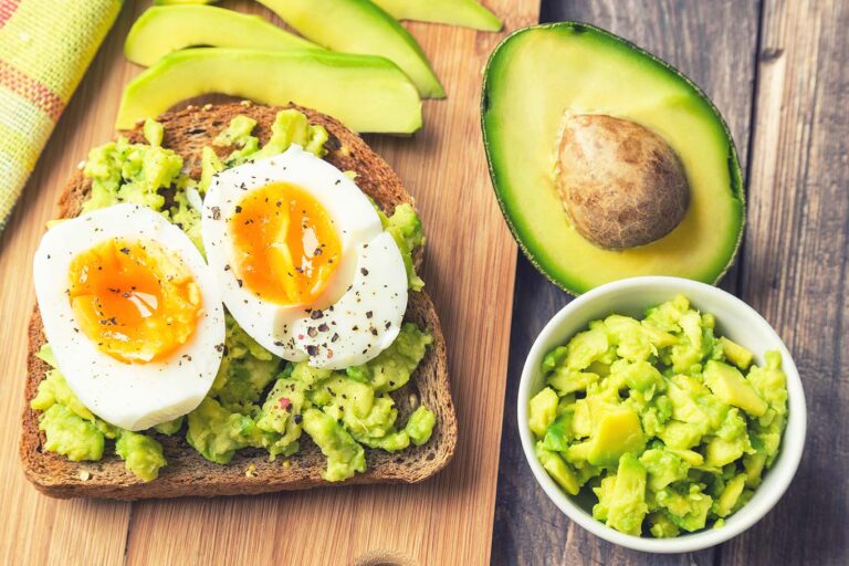 Tostada con aguacate y huevo