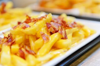 Receta original de las Bacon cheese fries