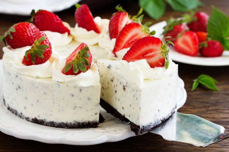 Pastel de galletas Oreo con fresas.