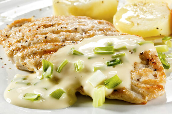 Filetes de pechuga de pollo con salsa de queso