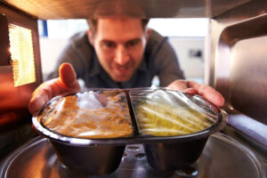 Cómo se debe recalentar la comida en el microondas
