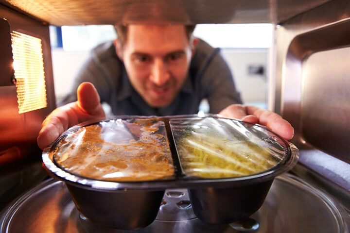 Cómo se debe recalentar la comida en el microondas