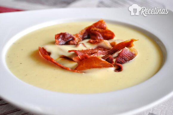 Crema de puerros con crujiente de jamón