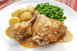 Receta de pollo en salsa con patatas y guisantes