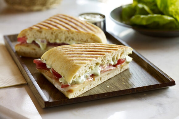 Sándwich de jamón con tomate y queso