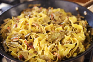 Receta de fettuccine con alcachofas y jamón