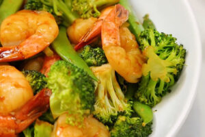 Receta de salteado de camarones y brócoli con lima y miel