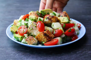 Receta de ensalada de pollo con aguacate y pepino