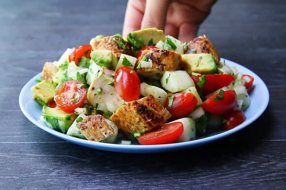Ensalada de pollo con aguacate y pepino