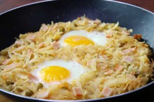 Receta de huevos fritos con papa rallada y jamón de pavo