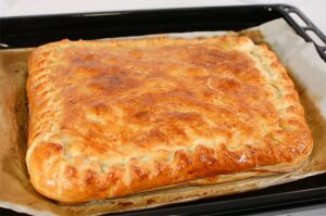 Receta de empanada de hojaldre con pisto y atún