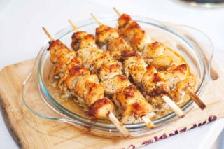 Receta fácil de brochetas de pollo al horno