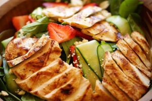 Receta de ensalada de pollo con espinacas y fresas