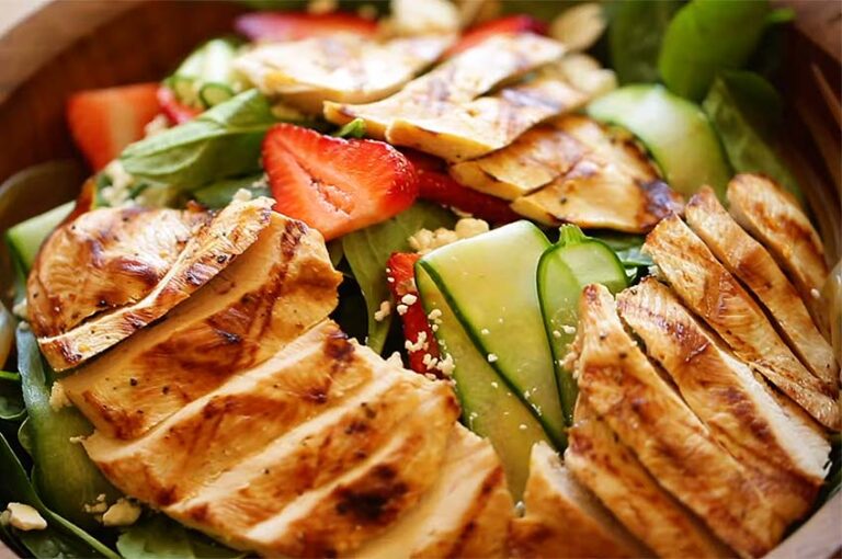 Receta de ensalada de pollo con espinacas y fresas