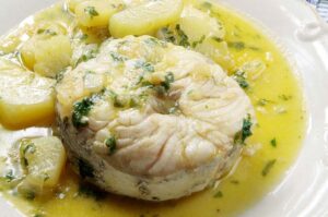 Receta de merluza con patatas en salsa verde