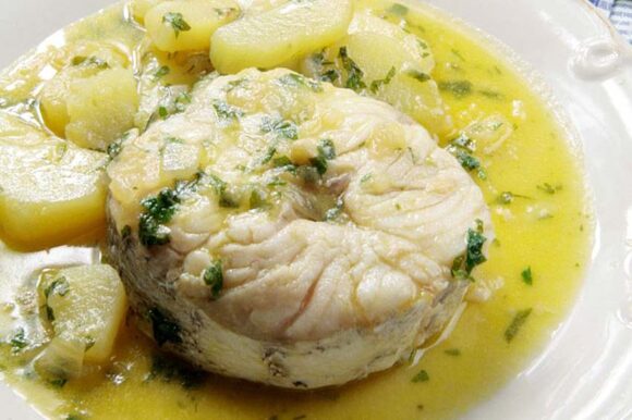 Merluza con patatas en salsa verde