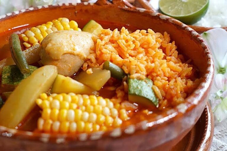 Caldo de pollo en chile rojo Recetinas