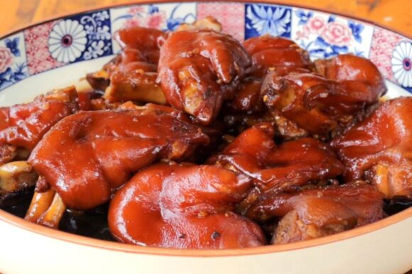 Manitas de cerdo en salsa