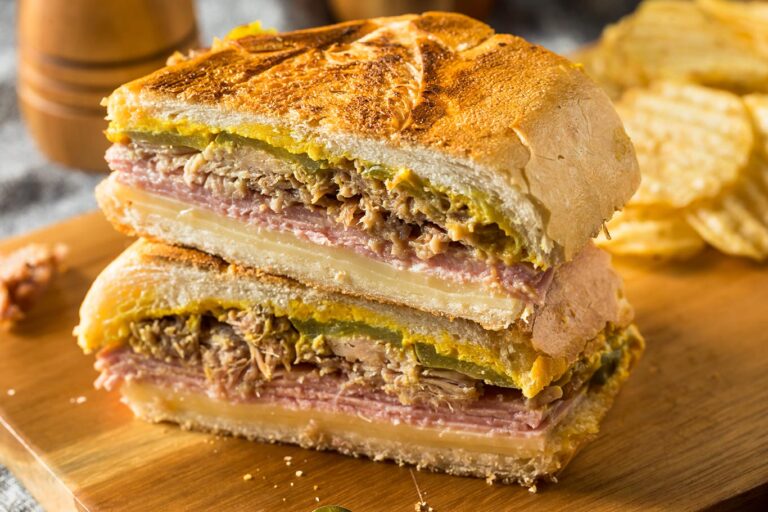 Sándwich Cubano Un Delicioso Bocado Con Cerdo Asado Jamón Cocido