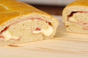Receta de rollo de pan focaccia relleno de jamón y queso