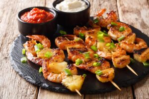 Receta de brochetas de piña y langostinos