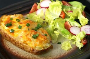 Patatas rellenas de pollo al horno