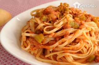 Receta de espaguetis con salsa de tomate y atún