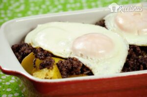 Receta de huevos rotos con morcilla