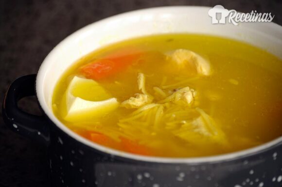 Sopa de pollo con fideos y huevo cocido