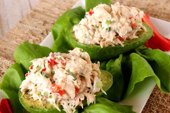 Aguacates rellenos con ensalada de pollo
