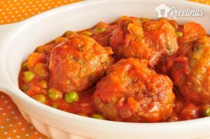 Receta de albóndigas con guisantes
