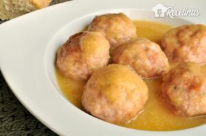Receta de albóndigas en salsa de cebolla