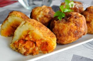 Receta de bombas de patata rellenas de carne