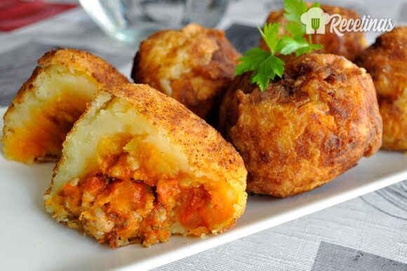 Bombas de patata con carne picada